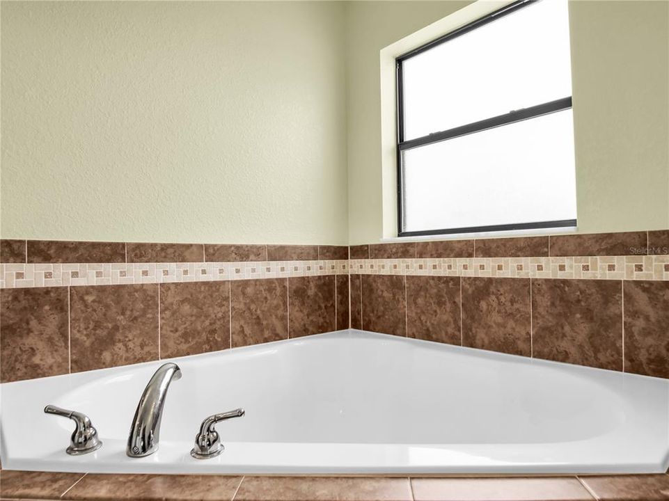 En Venta: $289,000 (4 camas, 2 baños, 1608 Pies cuadrados)