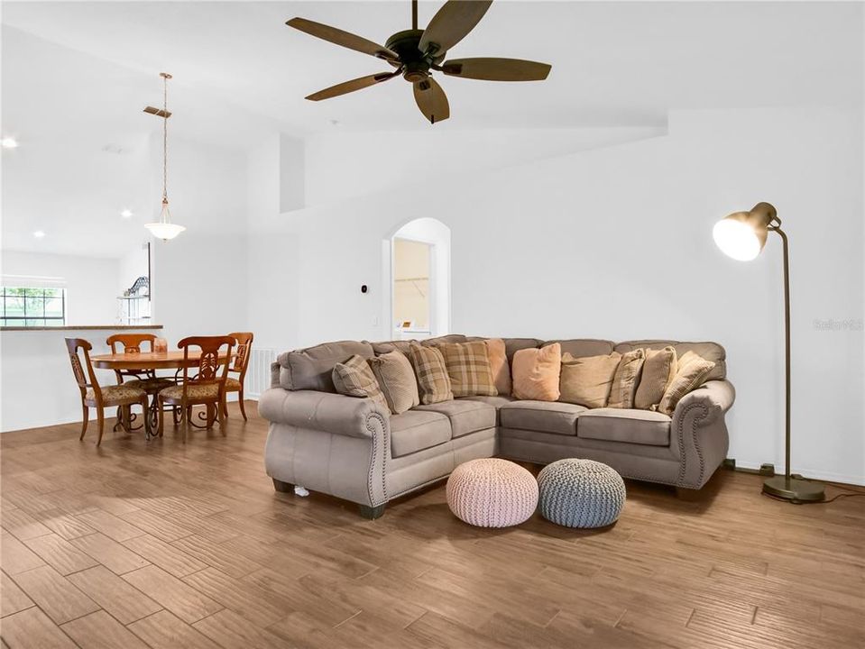 En Venta: $289,000 (4 camas, 2 baños, 1608 Pies cuadrados)