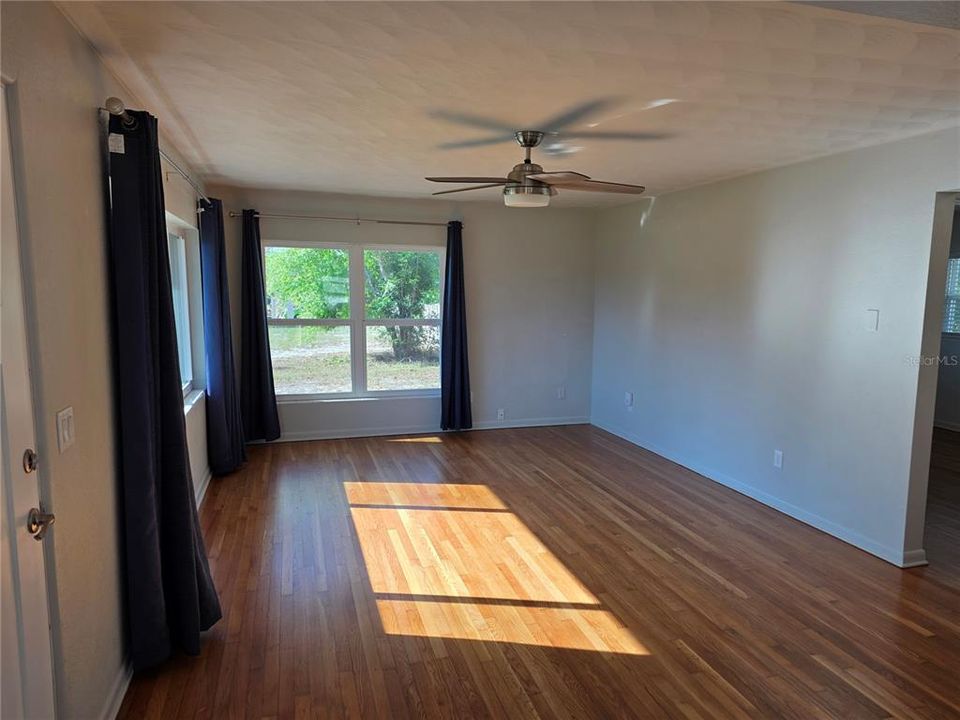 For Rent: $1,700 (2 beds, 1 baths, 832 Square Feet)