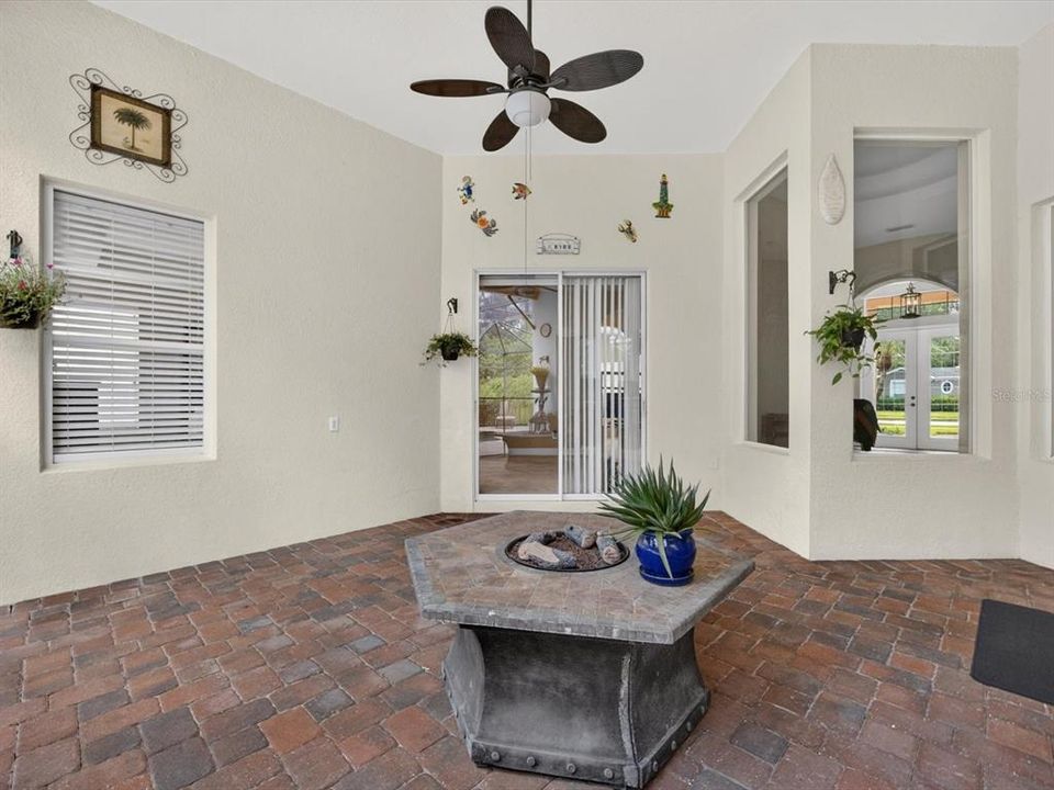 En Venta: $698,000 (3 camas, 3 baños, 2574 Pies cuadrados)