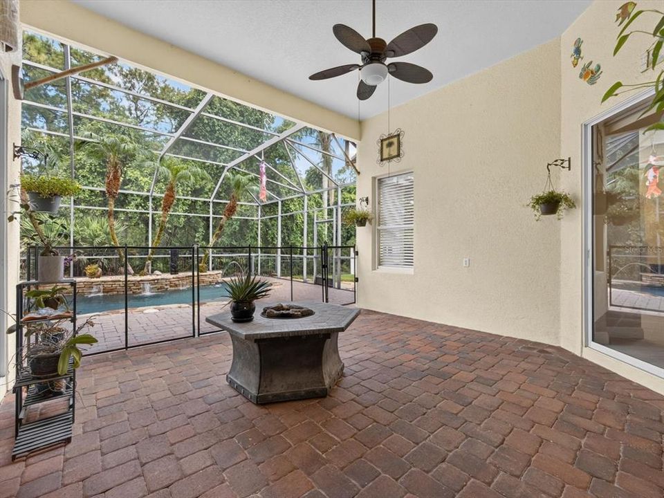 En Venta: $698,000 (3 camas, 3 baños, 2574 Pies cuadrados)