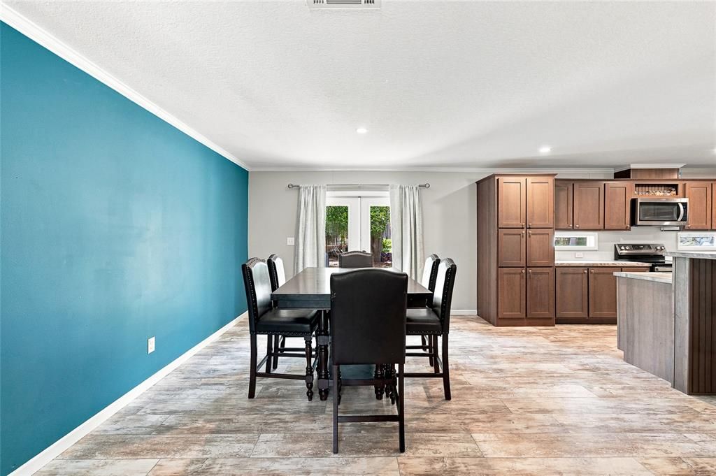 En Venta: $299,000 (4 camas, 2 baños, 2108 Pies cuadrados)