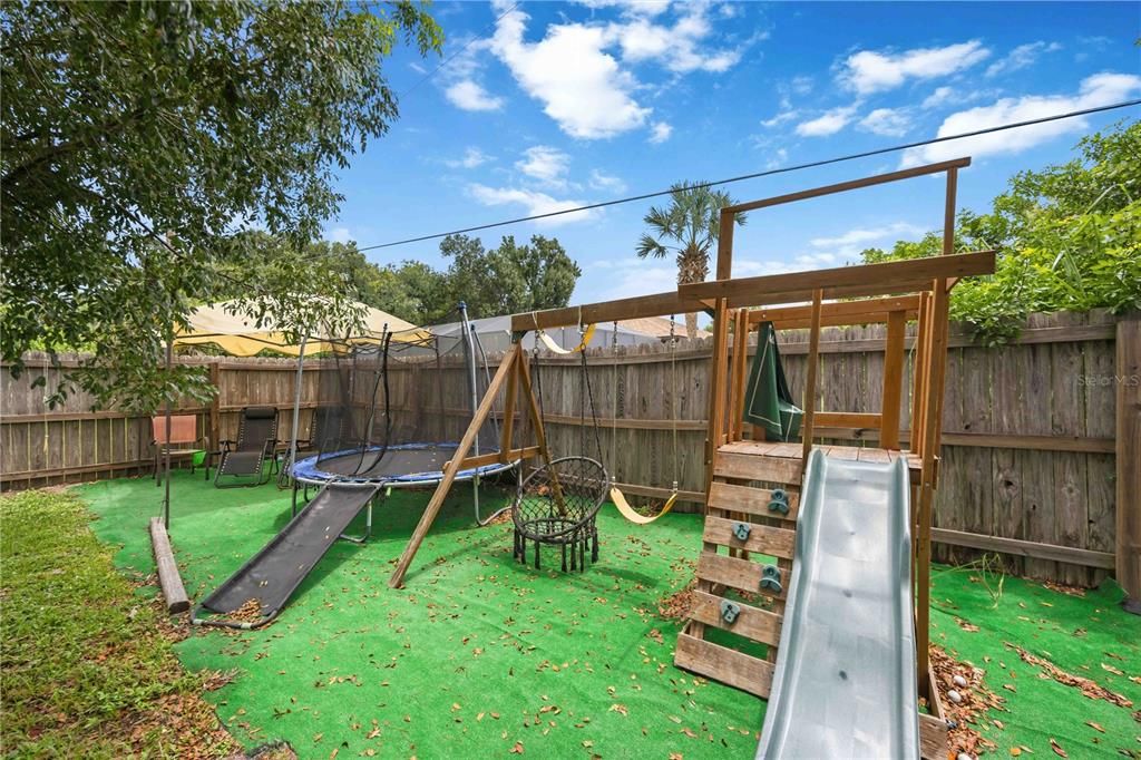 Active With Contract: $284,900 (3 beds, 2 baths, 1437 Square Feet)