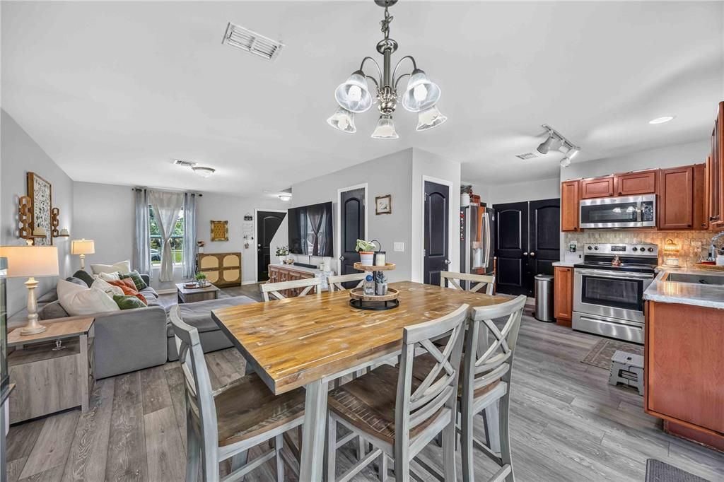 Active With Contract: $284,900 (3 beds, 2 baths, 1437 Square Feet)