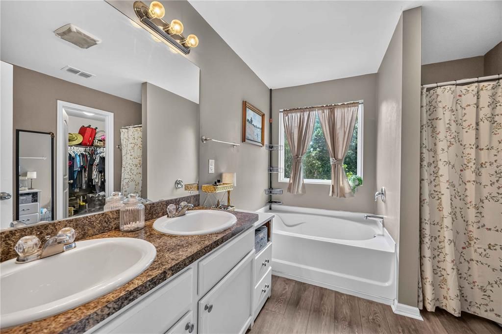 Active With Contract: $284,900 (3 beds, 2 baths, 1437 Square Feet)