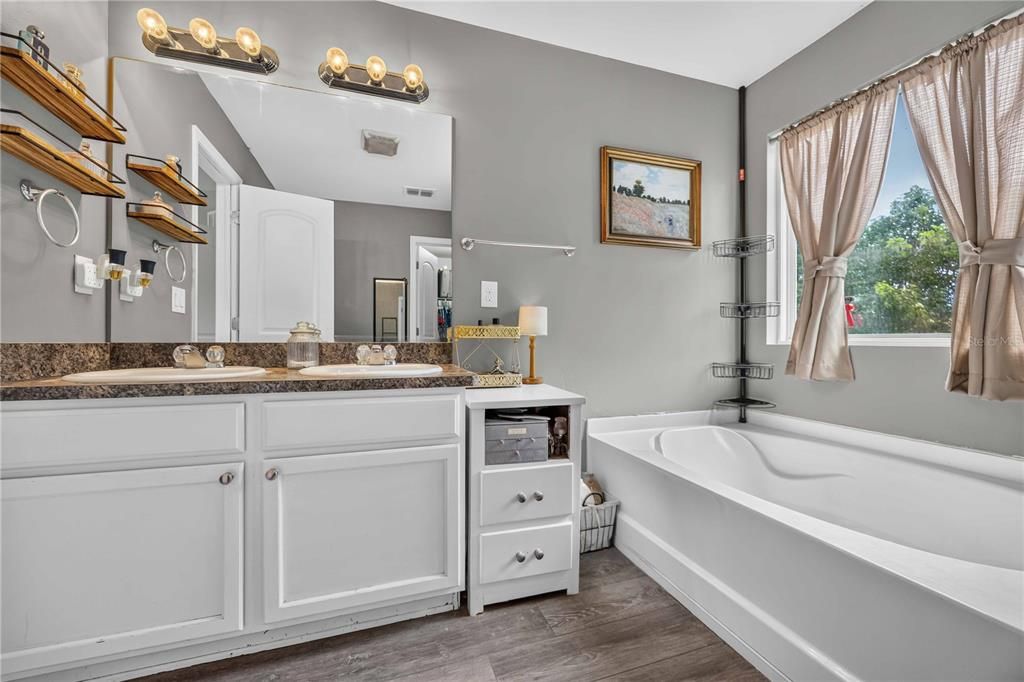 Active With Contract: $284,900 (3 beds, 2 baths, 1437 Square Feet)