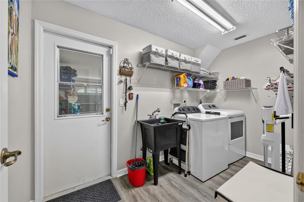En Venta: $449,900 (4 camas, 2 baños, 2490 Pies cuadrados)