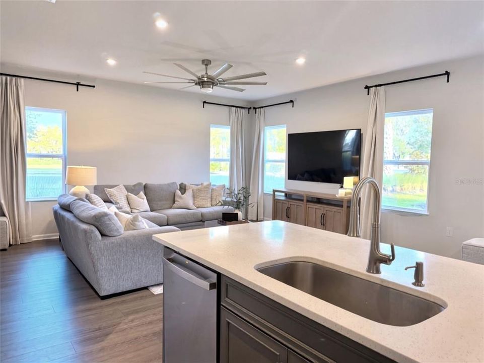 En Venta: $369,900 (3 camas, 2 baños, 1865 Pies cuadrados)