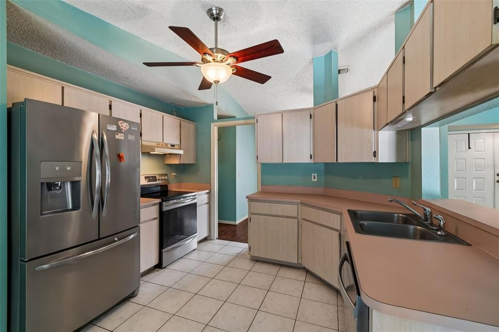 На продажу: $299,999 (3 спален, 2 ванн, 1407 Квадратных фут)