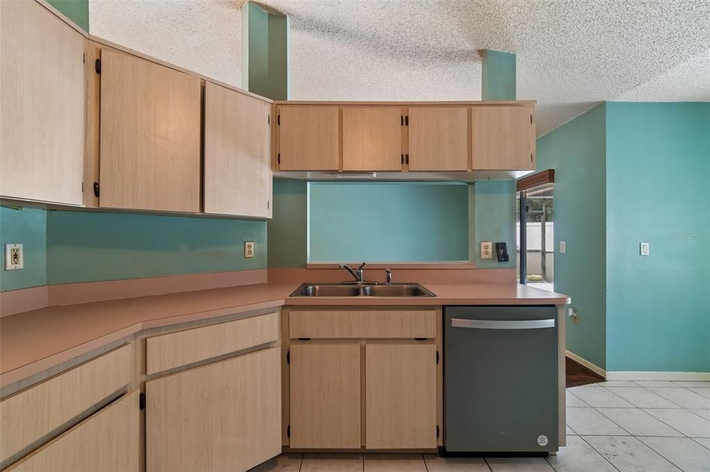На продажу: $299,999 (3 спален, 2 ванн, 1407 Квадратных фут)