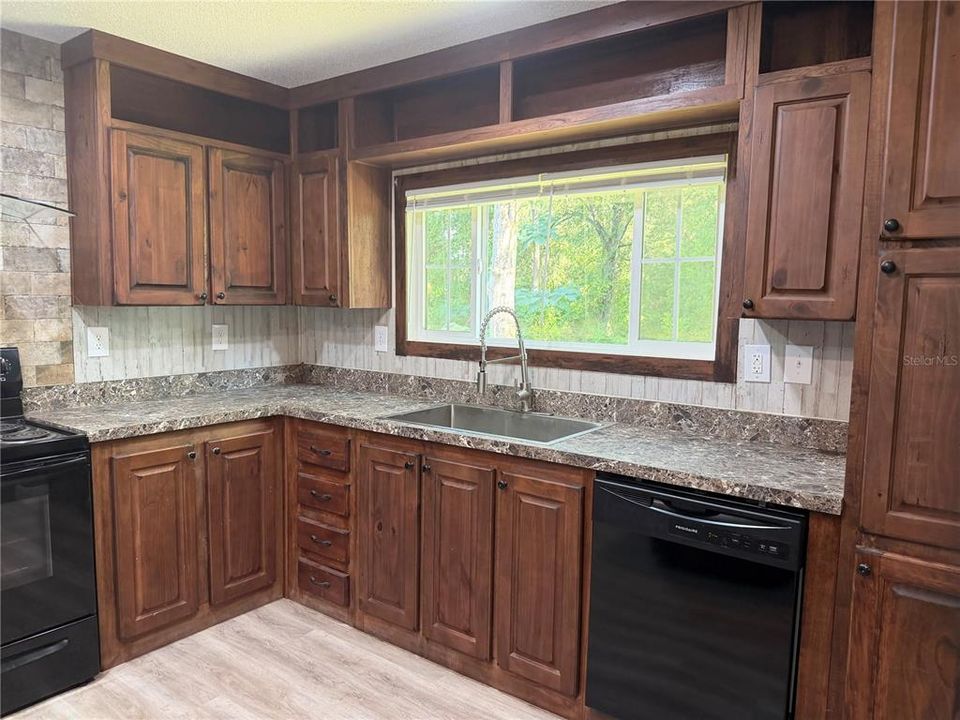 На продажу: $199,900 (4 спален, 2 ванн, 1560 Квадратных фут)