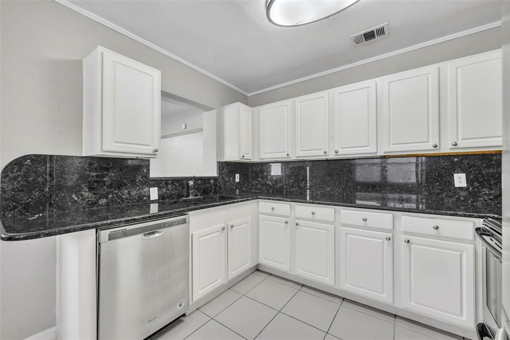 Activo con contrato: $2,650 (3 camas, 2 baños, 1562 Pies cuadrados)
