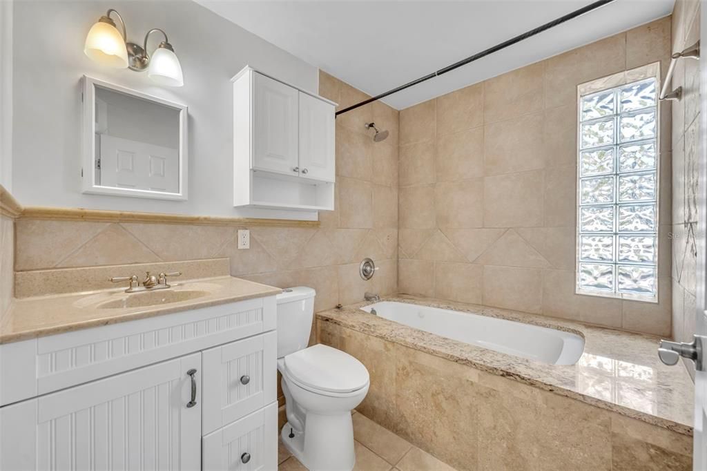 Activo con contrato: $2,650 (3 camas, 2 baños, 1562 Pies cuadrados)