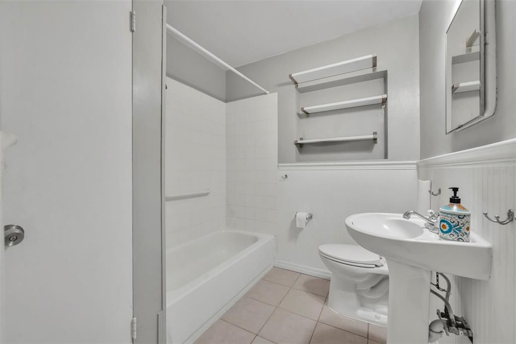 Activo con contrato: $2,650 (3 camas, 2 baños, 1562 Pies cuadrados)