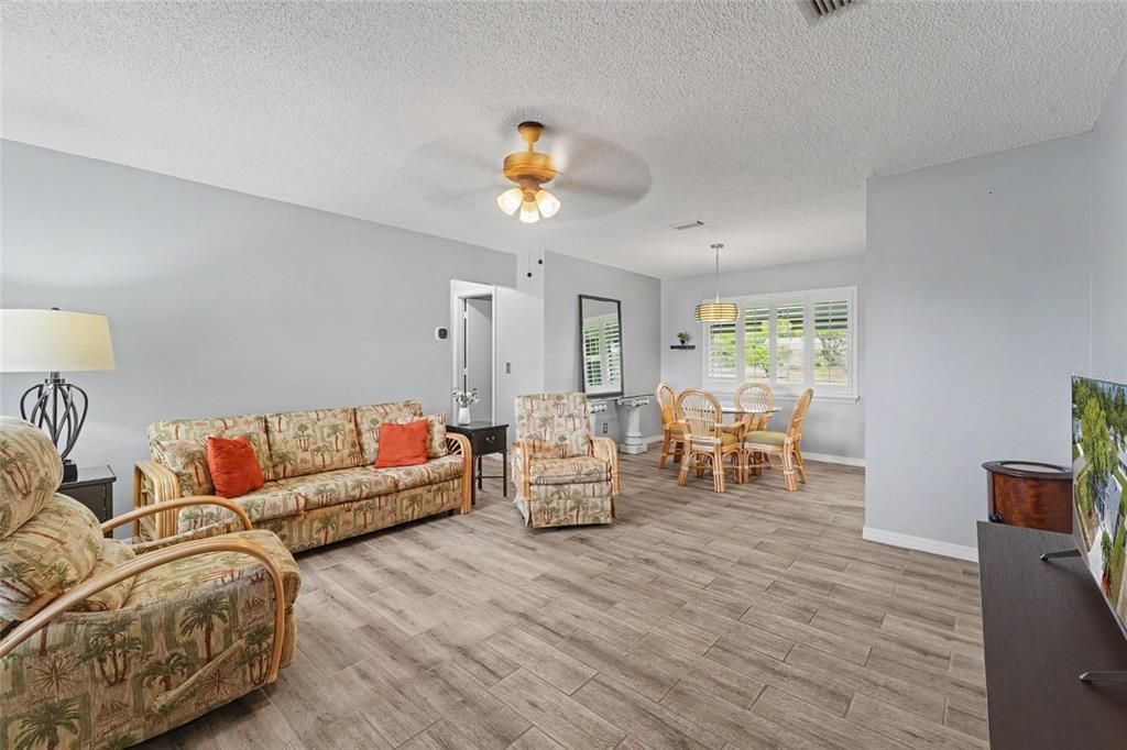 For Sale: $374,900 (2 beds, 2 baths, 1132 Square Feet)