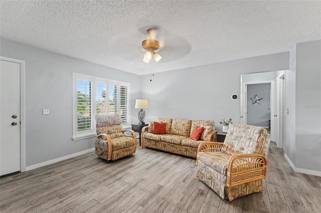 For Sale: $374,900 (2 beds, 2 baths, 1132 Square Feet)