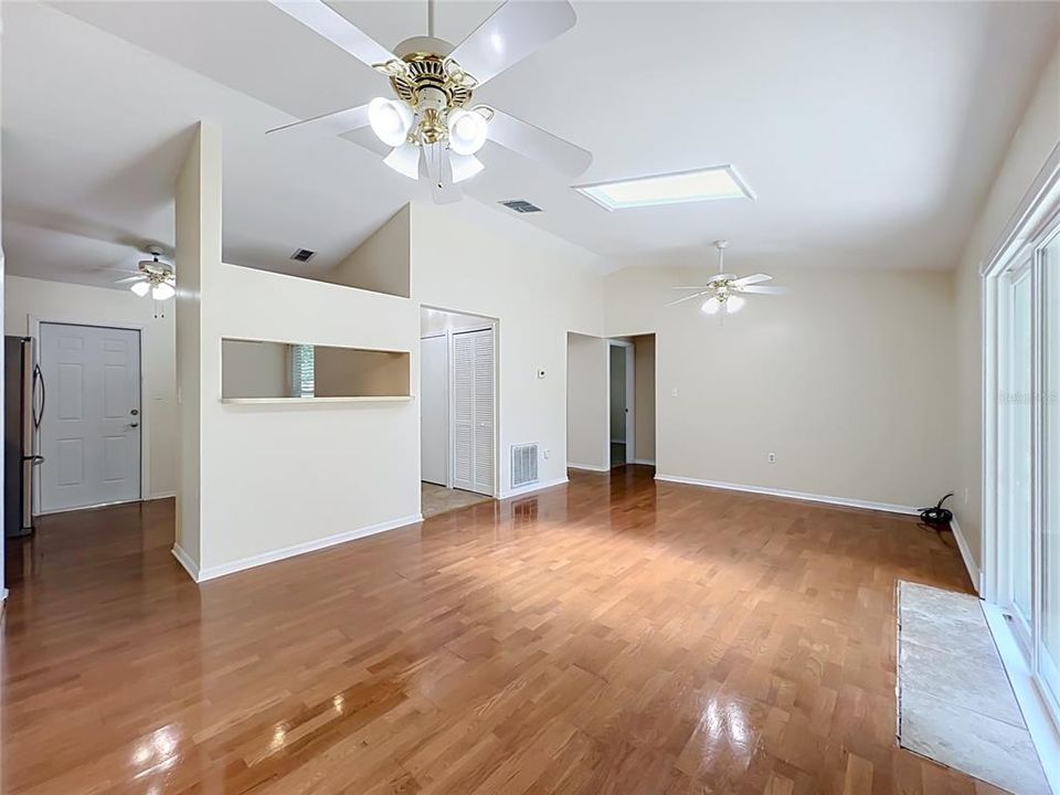 Под контрактом: $289,900 (3 спален, 2 ванн, 1032 Квадратных фут)