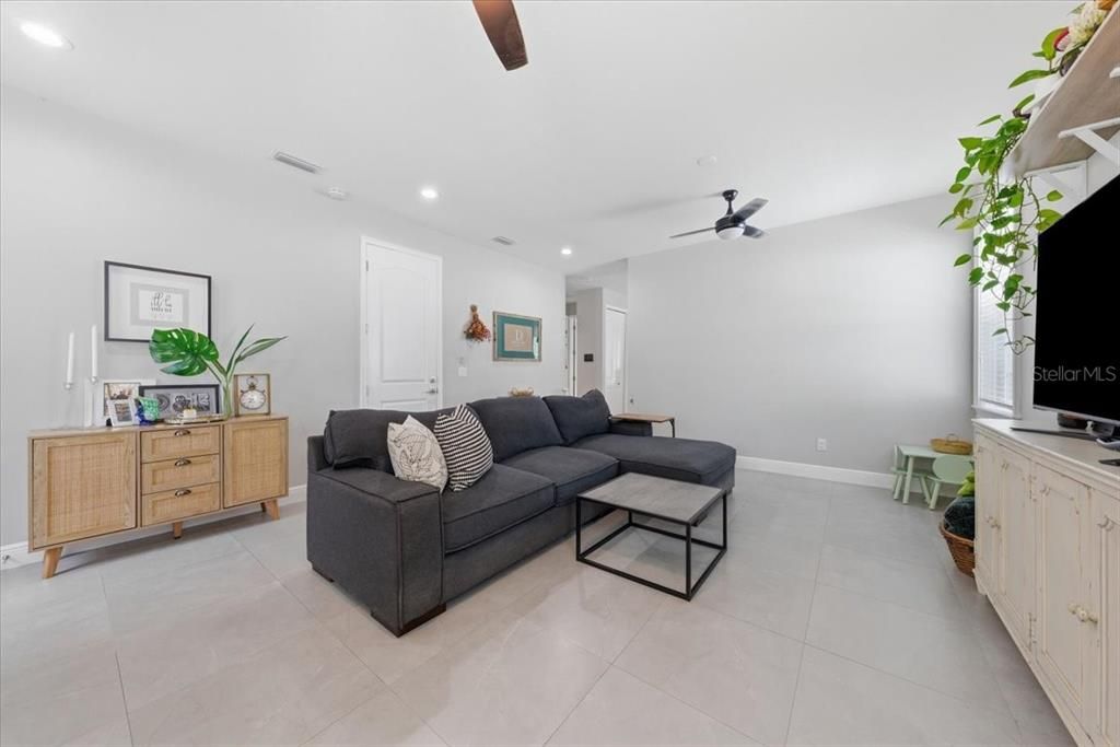For Rent: $3,195 (3 beds, 2 baths, 1696 Square Feet)