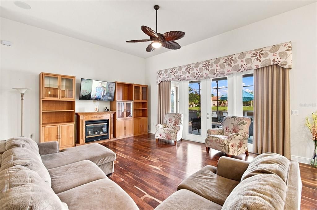 En Venta: $634,900 (4 camas, 4 baños, 2917 Pies cuadrados)
