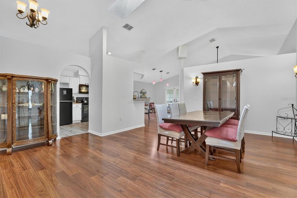 На продажу: $419,999 (3 спален, 2 ванн, 1824 Квадратных фут)