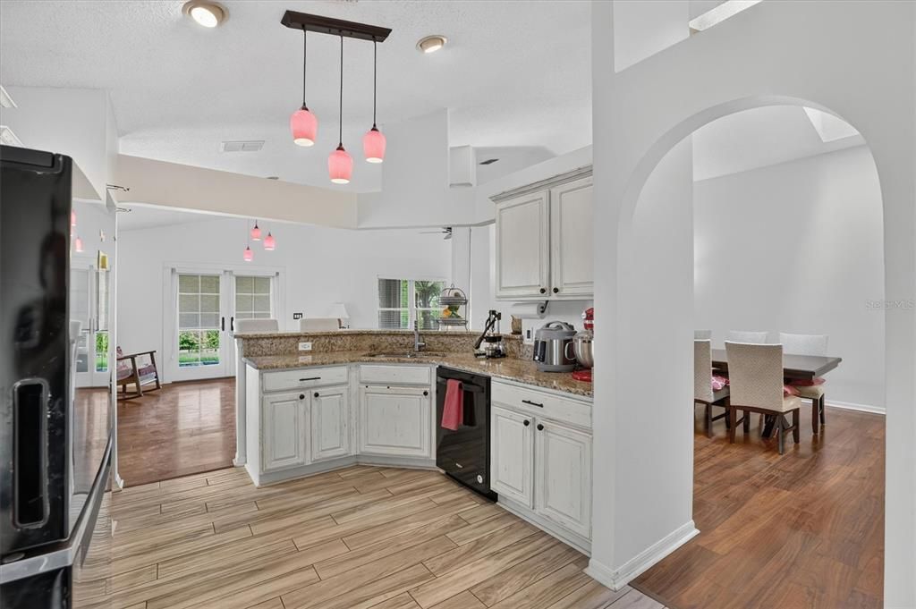 На продажу: $419,999 (3 спален, 2 ванн, 1824 Квадратных фут)
