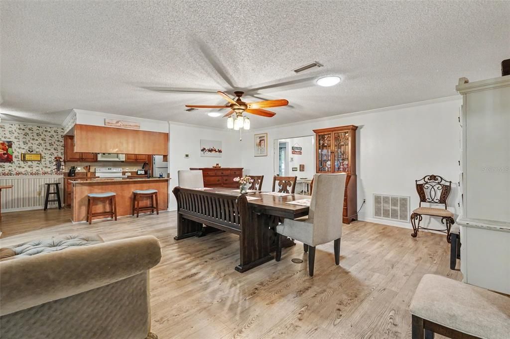 На продажу: $349,900 (3 спален, 2 ванн, 1961 Квадратных фут)