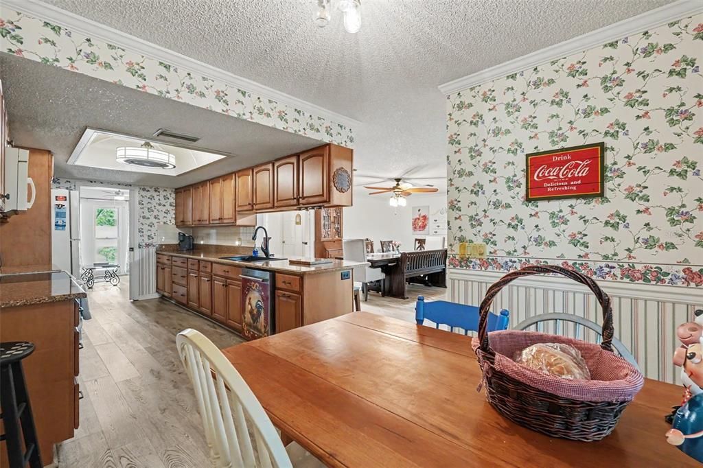 На продажу: $349,900 (3 спален, 2 ванн, 1961 Квадратных фут)