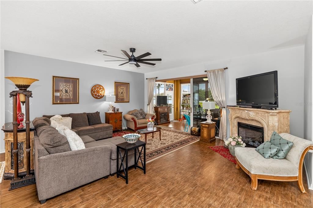 На продажу: $370,000 (3 спален, 2 ванн, 1902 Квадратных фут)