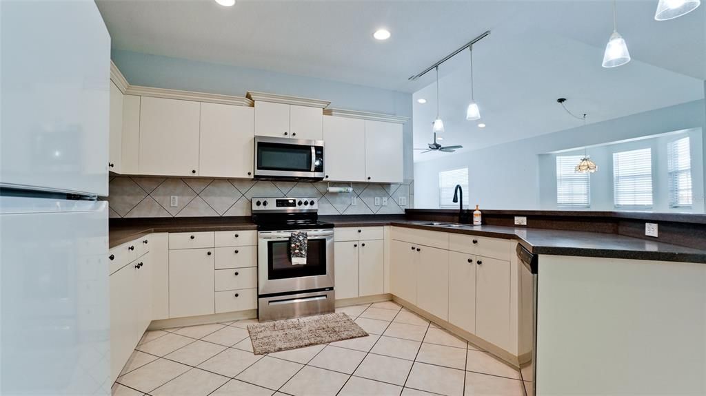 For Sale: $290,000 (2 beds, 2 baths, 1243 Square Feet)
