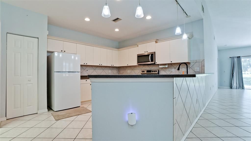 For Sale: $290,000 (2 beds, 2 baths, 1243 Square Feet)