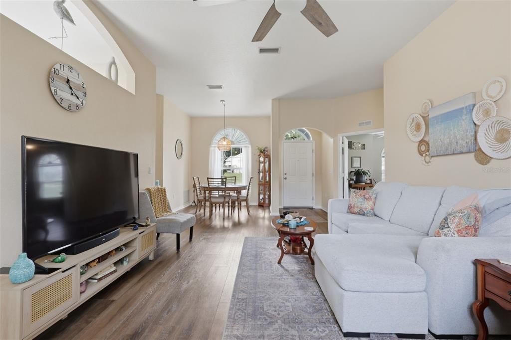 For Sale: $295,000 (3 beds, 2 baths, 1761 Square Feet)