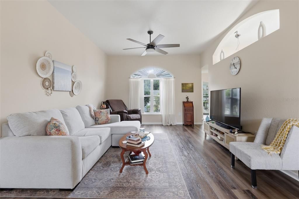 For Sale: $295,000 (3 beds, 2 baths, 1761 Square Feet)