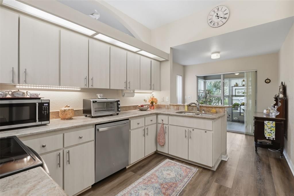 For Sale: $295,000 (3 beds, 2 baths, 1761 Square Feet)