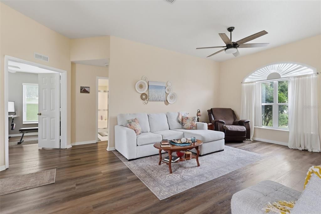 For Sale: $295,000 (3 beds, 2 baths, 1761 Square Feet)