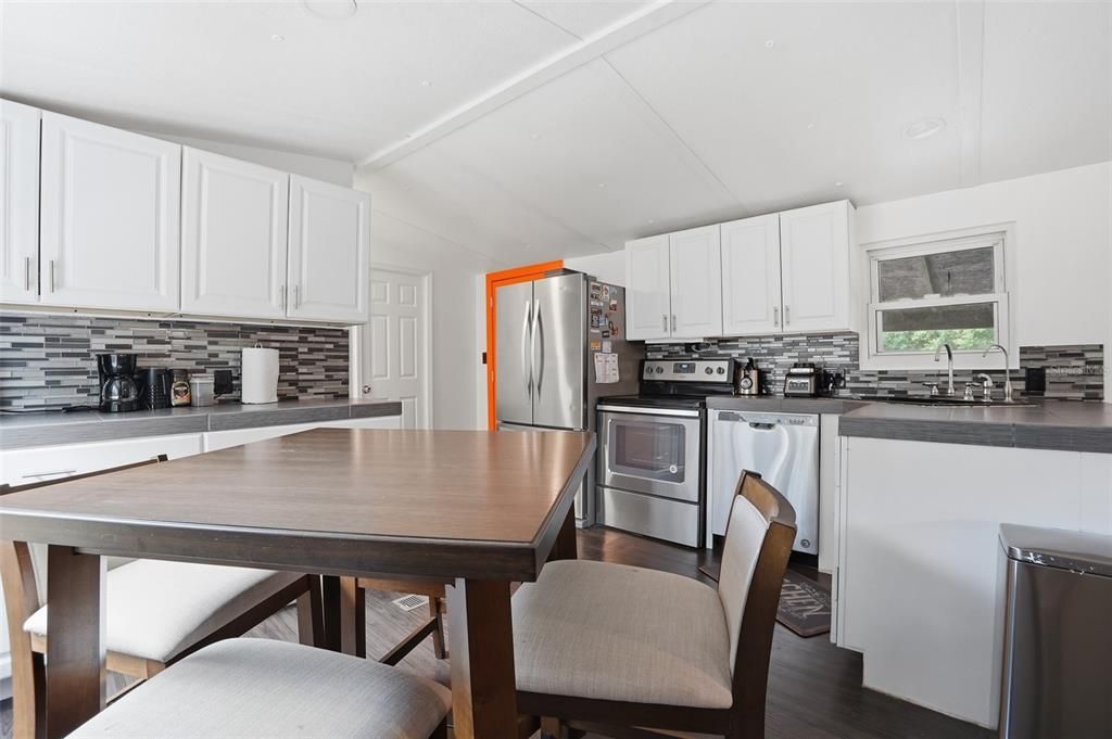 For Sale: $299,900 (2 beds, 2 baths, 840 Square Feet)