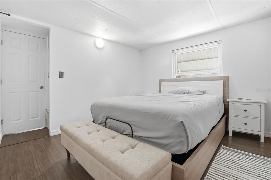 For Sale: $299,900 (2 beds, 2 baths, 840 Square Feet)