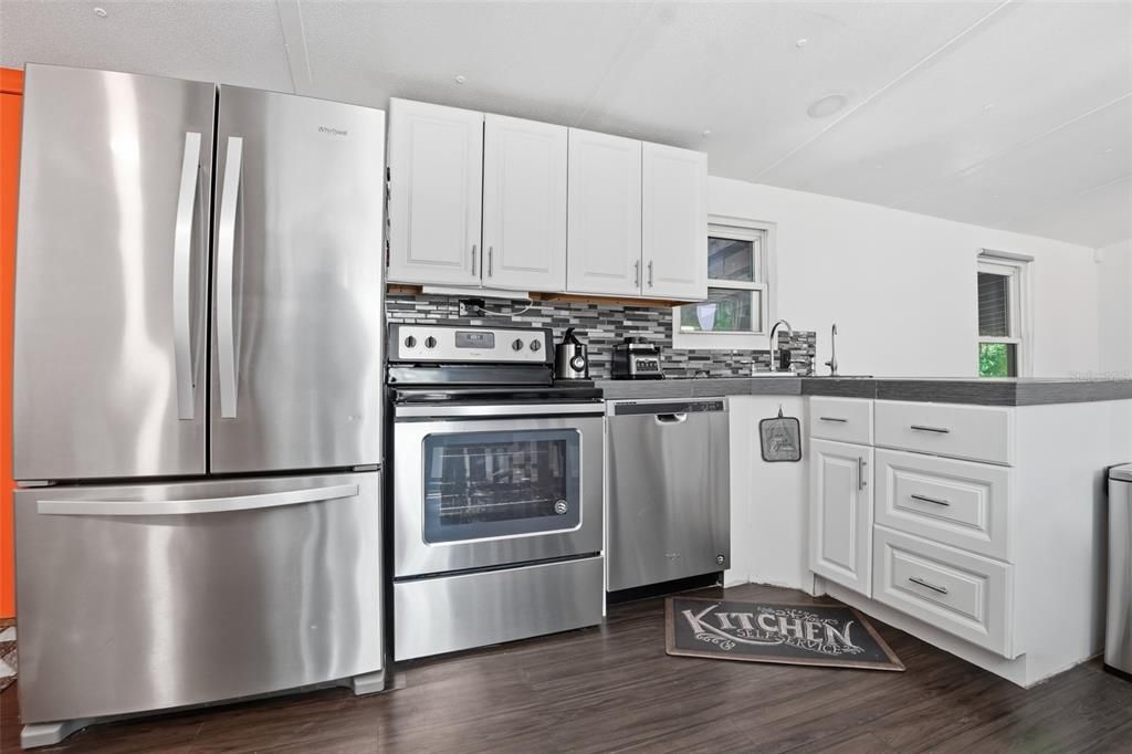 For Sale: $299,900 (2 beds, 2 baths, 840 Square Feet)