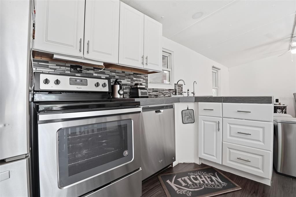 For Sale: $299,900 (2 beds, 2 baths, 840 Square Feet)