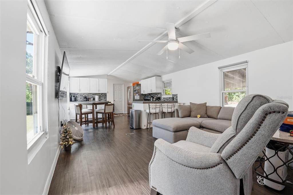 For Sale: $299,900 (2 beds, 2 baths, 840 Square Feet)