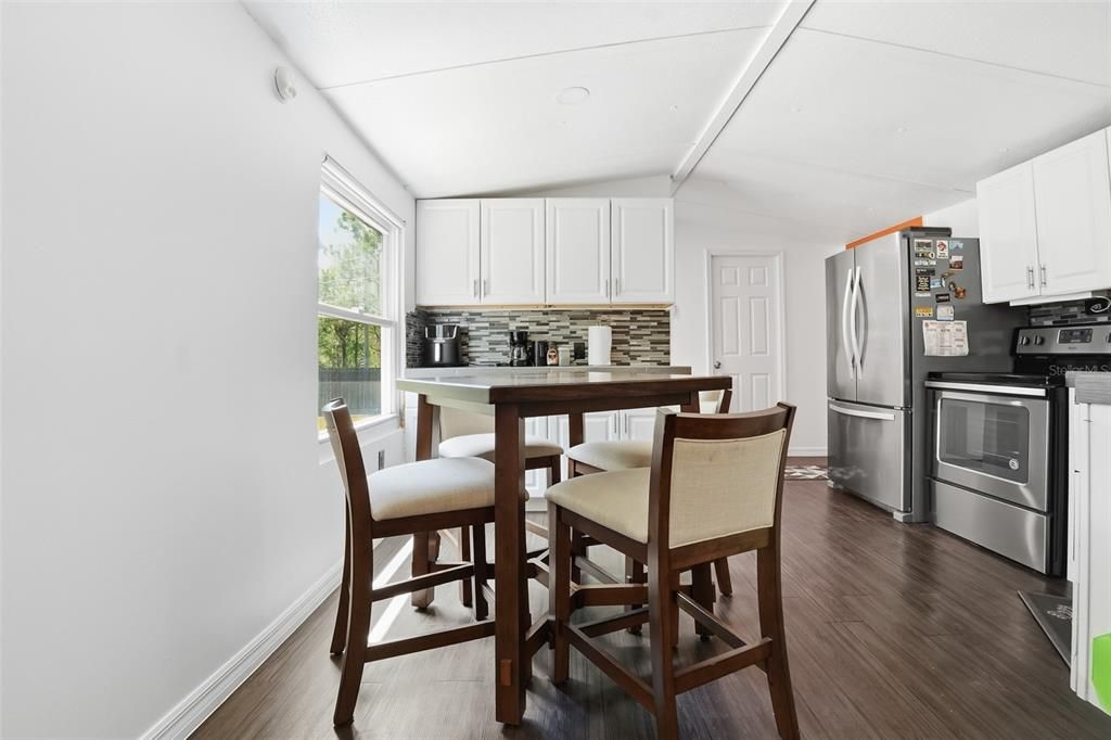 For Sale: $299,900 (2 beds, 2 baths, 840 Square Feet)