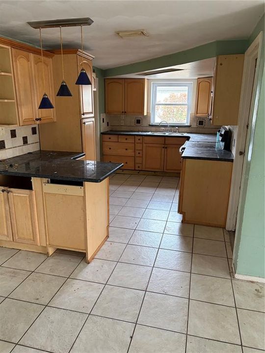 Под контрактом: $169,900 (2 спален, 1 ванн, 1014 Квадратных фут)
