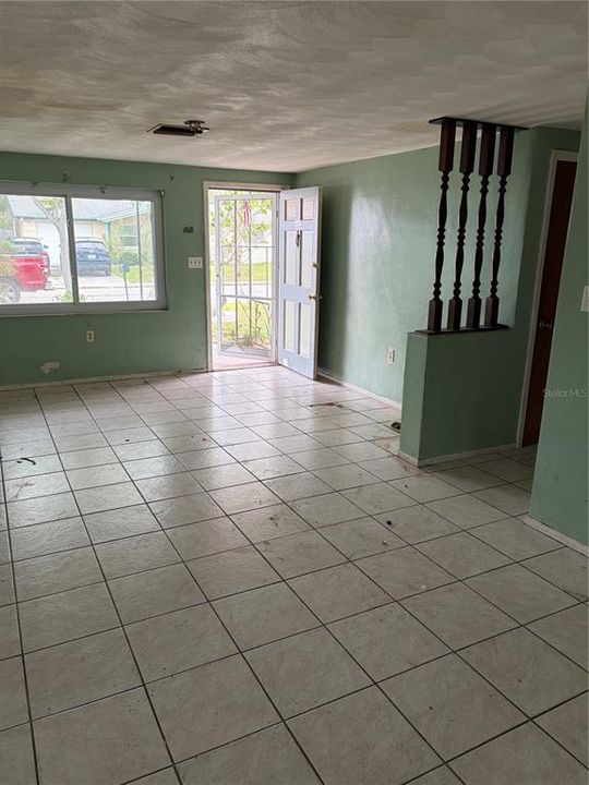 Под контрактом: $169,900 (2 спален, 1 ванн, 1014 Квадратных фут)