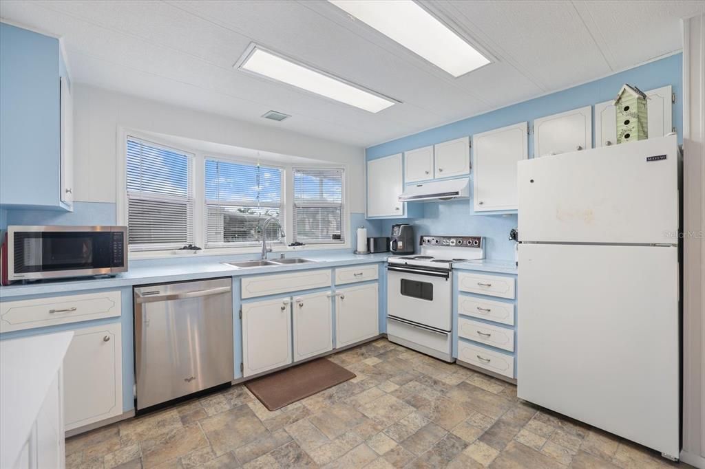 For Sale: $165,000 (2 beds, 2 baths, 1008 Square Feet)
