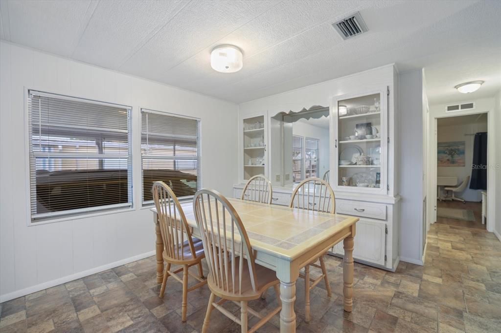 For Sale: $165,000 (2 beds, 2 baths, 1008 Square Feet)