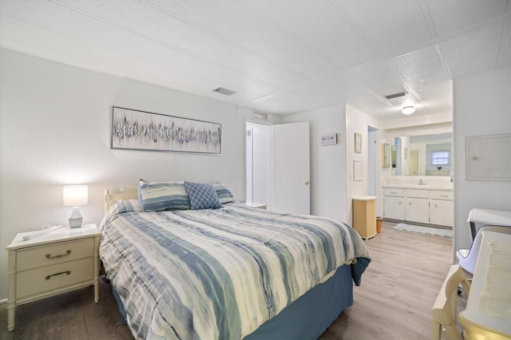 For Sale: $165,000 (2 beds, 2 baths, 1008 Square Feet)