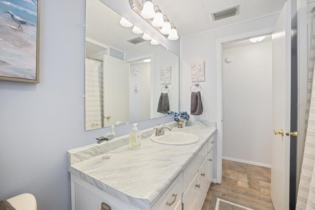 For Sale: $165,000 (2 beds, 2 baths, 1008 Square Feet)