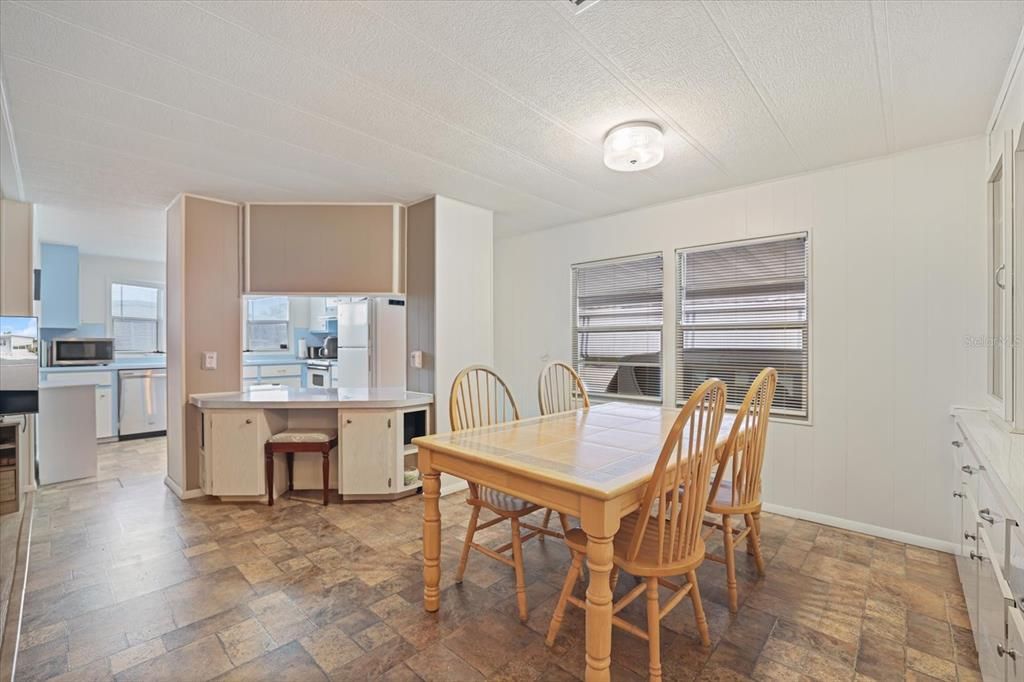 For Sale: $165,000 (2 beds, 2 baths, 1008 Square Feet)