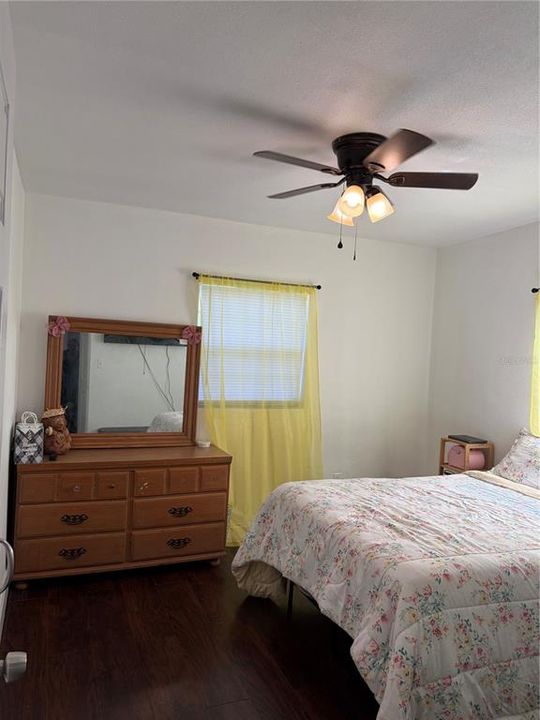 En Venta: $339,900 (4 camas, 2 baños, 1122 Pies cuadrados)