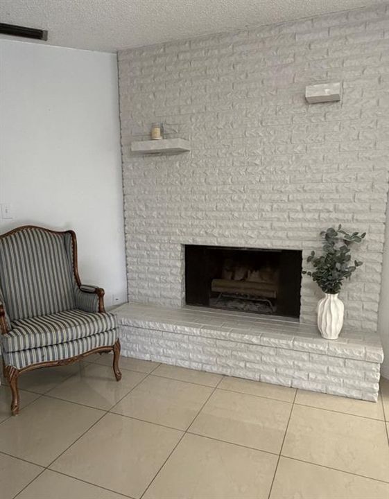 На продажу: $332,900 (3 спален, 2 ванн, 1426 Квадратных фут)