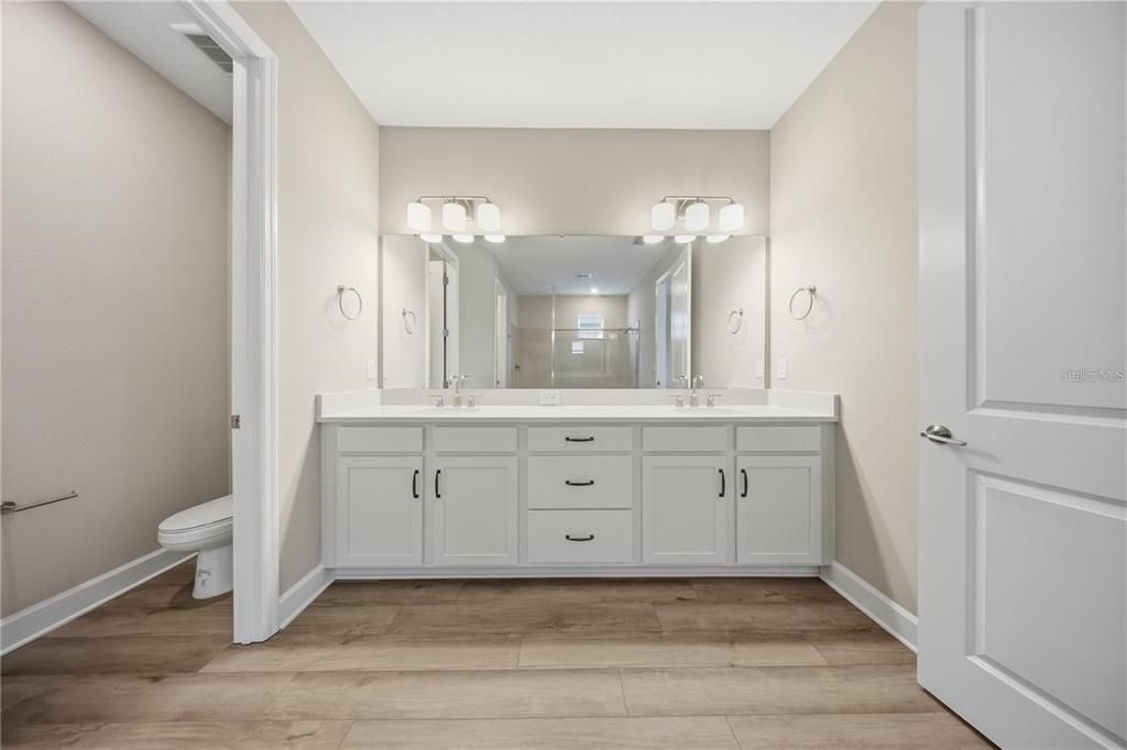 В аренду: $4,500 (5 спален, 4 ванн, 3165 Квадратных фут)